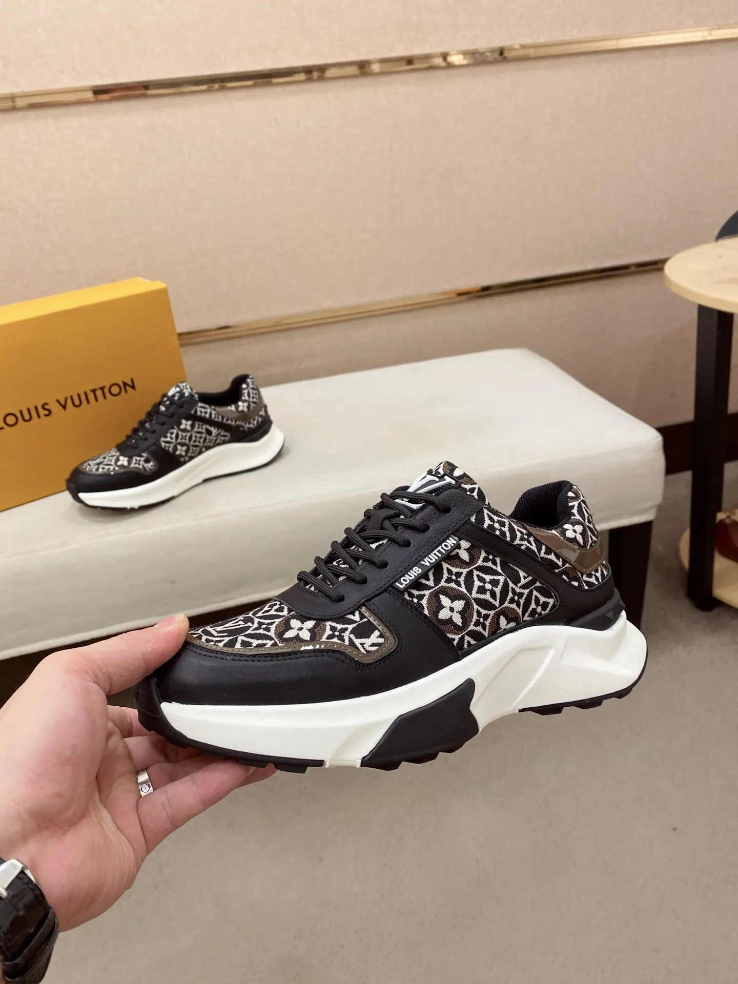 Men's shoes💰 462💰louis vuitton (Louis Vuitton/lv)🔍🔍The new counters are on sale at the same time. The uppers are imported from Italy. ️Re-engraved🇮🇹💪💪, ⚠Sole: The original sole is specially provided by the original factory, the exclusive movable molded sole is super comfortable, ⚠Original factory follow-up goods, 🔍🔍high quality, you can go in and out of the counter at will, welcome to compare⚠. Code number: 38-44 (45/46 customized, non-refundable)